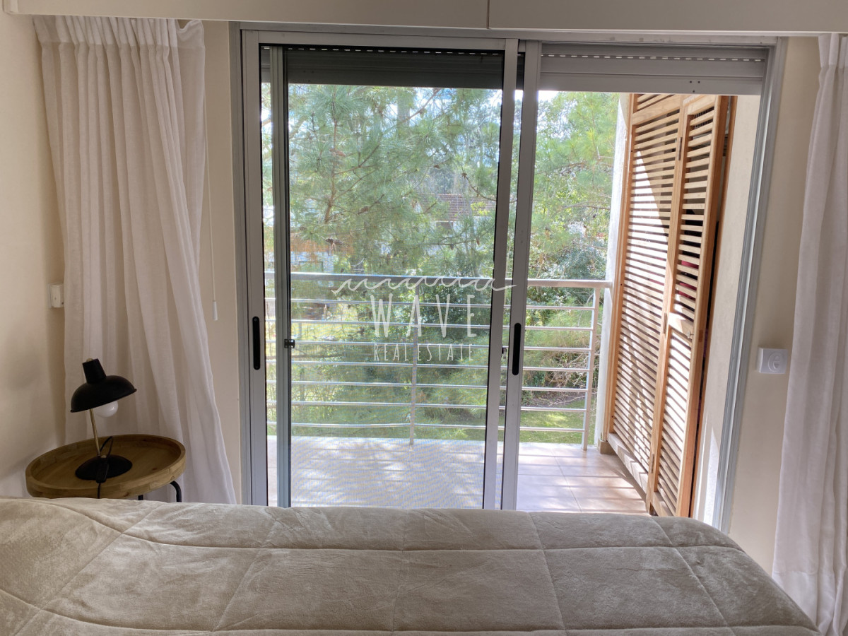 Apartamento ID.5393 - Venta de apartamento de 2 dormitorios en Rincón del Indio, Pda 23, orientación bosque con vista al mar, parrillero propio