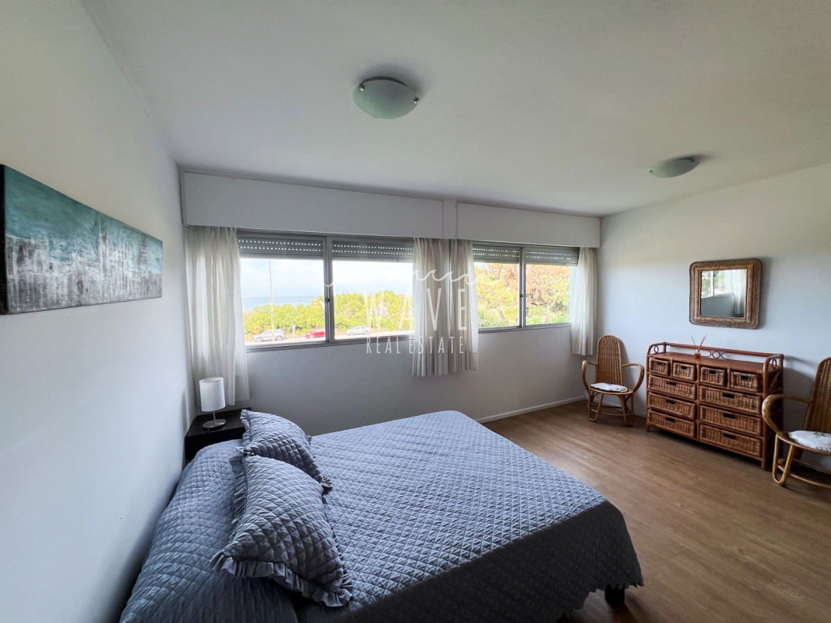 Apartamento ID.5420 - Venta primera línea playa mansa 3 dormitorios más dependencia 