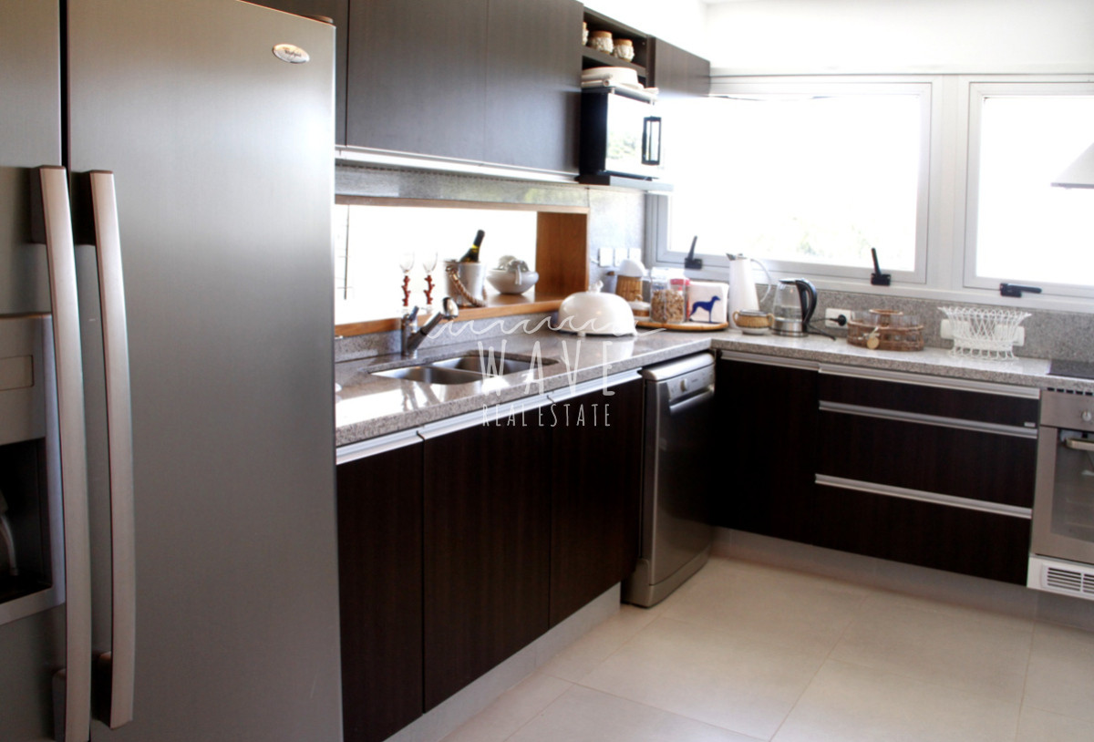 Apartamento ID.4927 - Venta de Apartamento, Parada 31 de la Brava, frente al mar. 3 suites y 