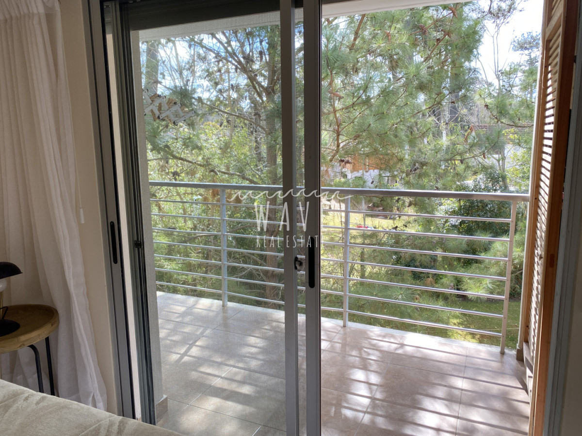 Apartamento ID.5393 - Venta de apartamento de 2 dormitorios en Rincón del Indio, Pda 23, orientación bosque con vista al mar, parrillero propio