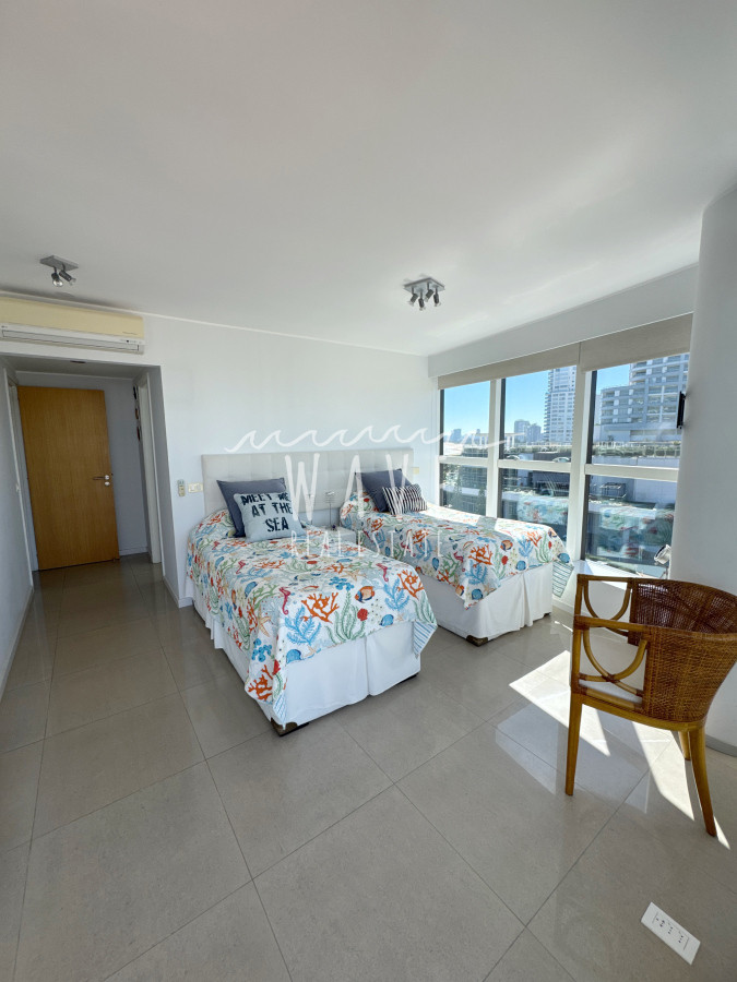 Apartamento ID.5021 - Alquiler temporal departamento Playa Mansa, 3 dormitorios y dependencia, Punta del este 