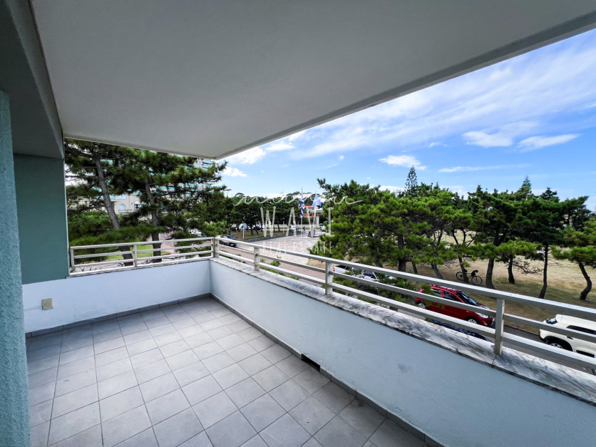 Apartamento ID.5420 - Venta primera línea playa mansa 3 dormitorios más dependencia 