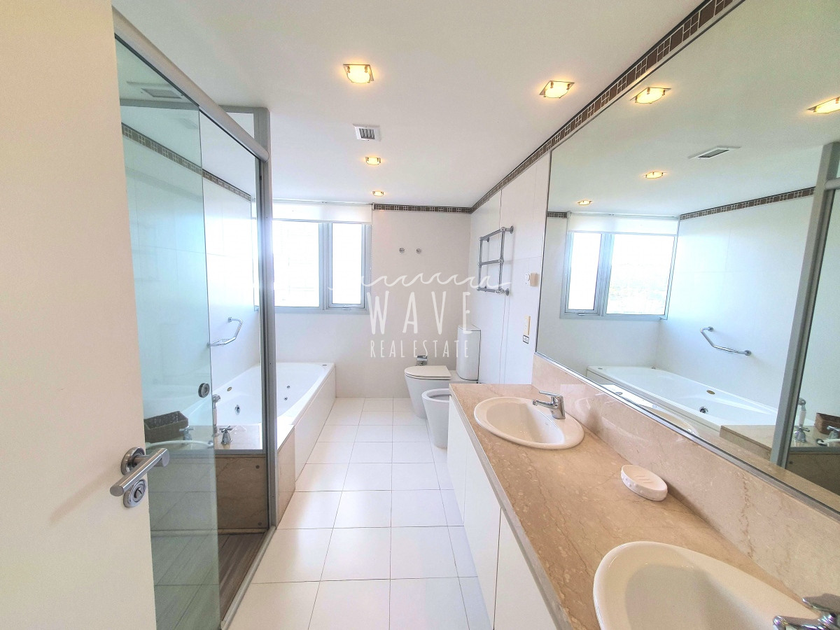 Apartamento ID.1847 - Venta de Apartamento de 4 dormitorios frente al Mar en Playa Brava, Punta del Este.