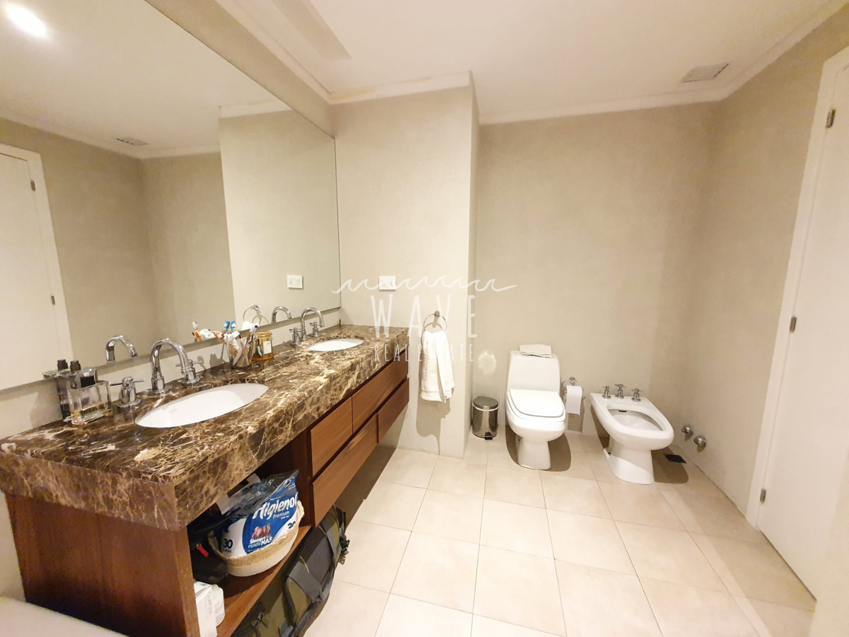Apartamento ID.102 - Alquiler de Apartamento de 3 Dormitorios en Suite en La Barra, Punta del Este.
