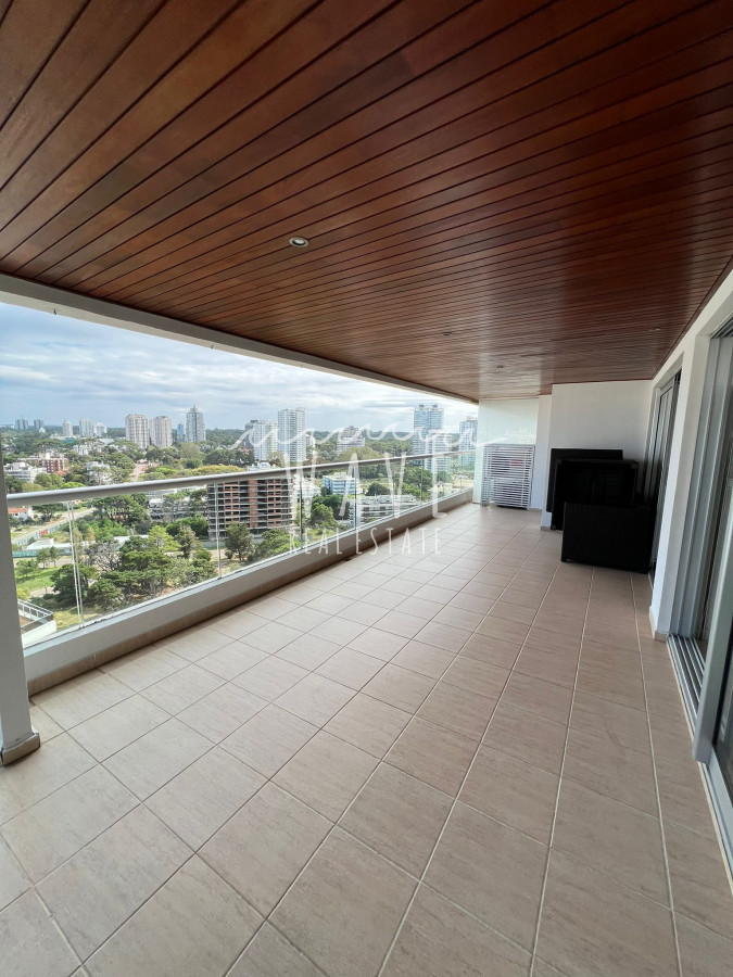 Apartamento ID.1724 - Brava excelentes servicios. 2 dormitorios y medio, Piso 16. Alquiler y venta.