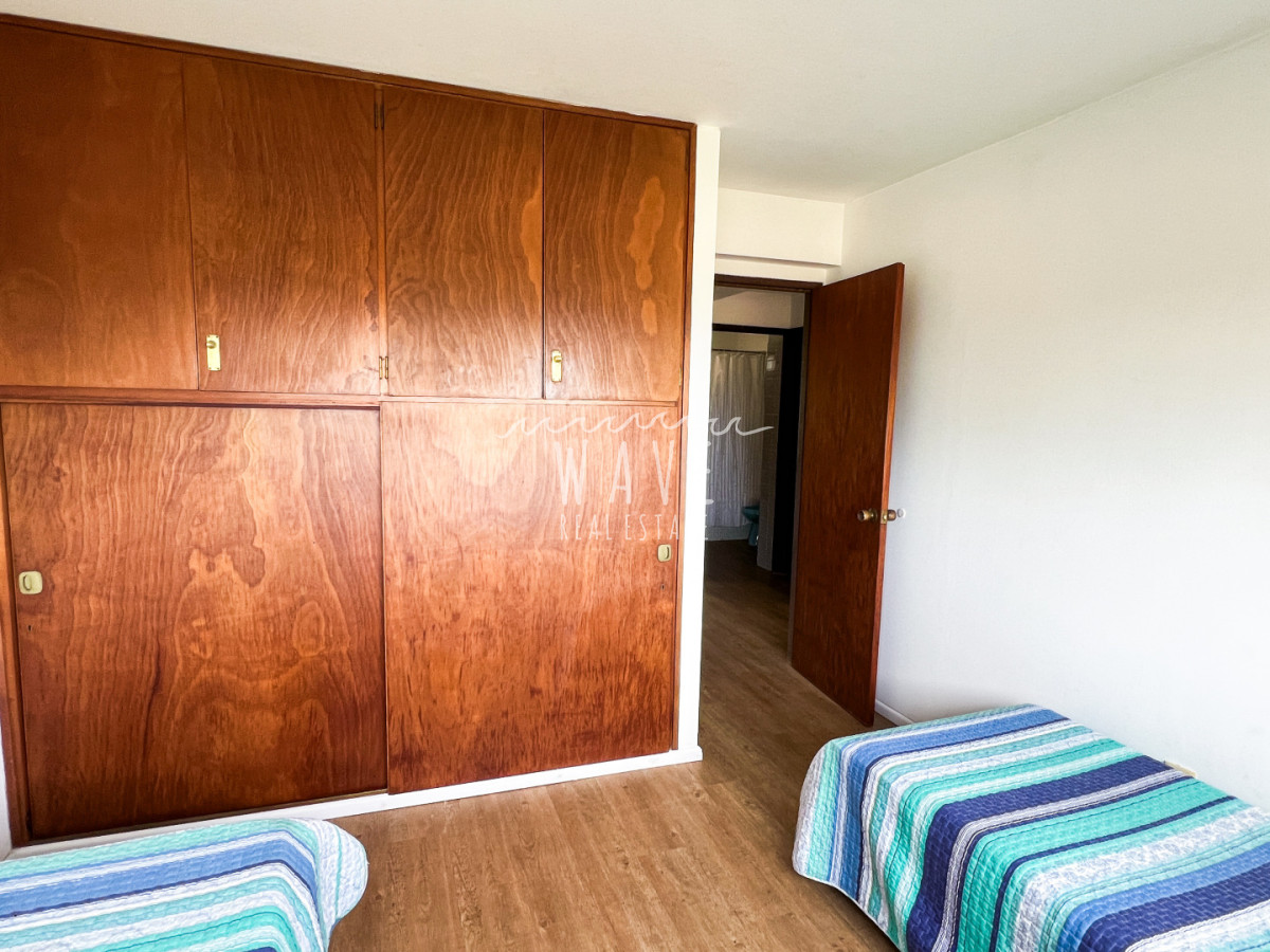 Apartamento ID.5420 - Venta primera línea playa mansa 3 dormitorios más dependencia 