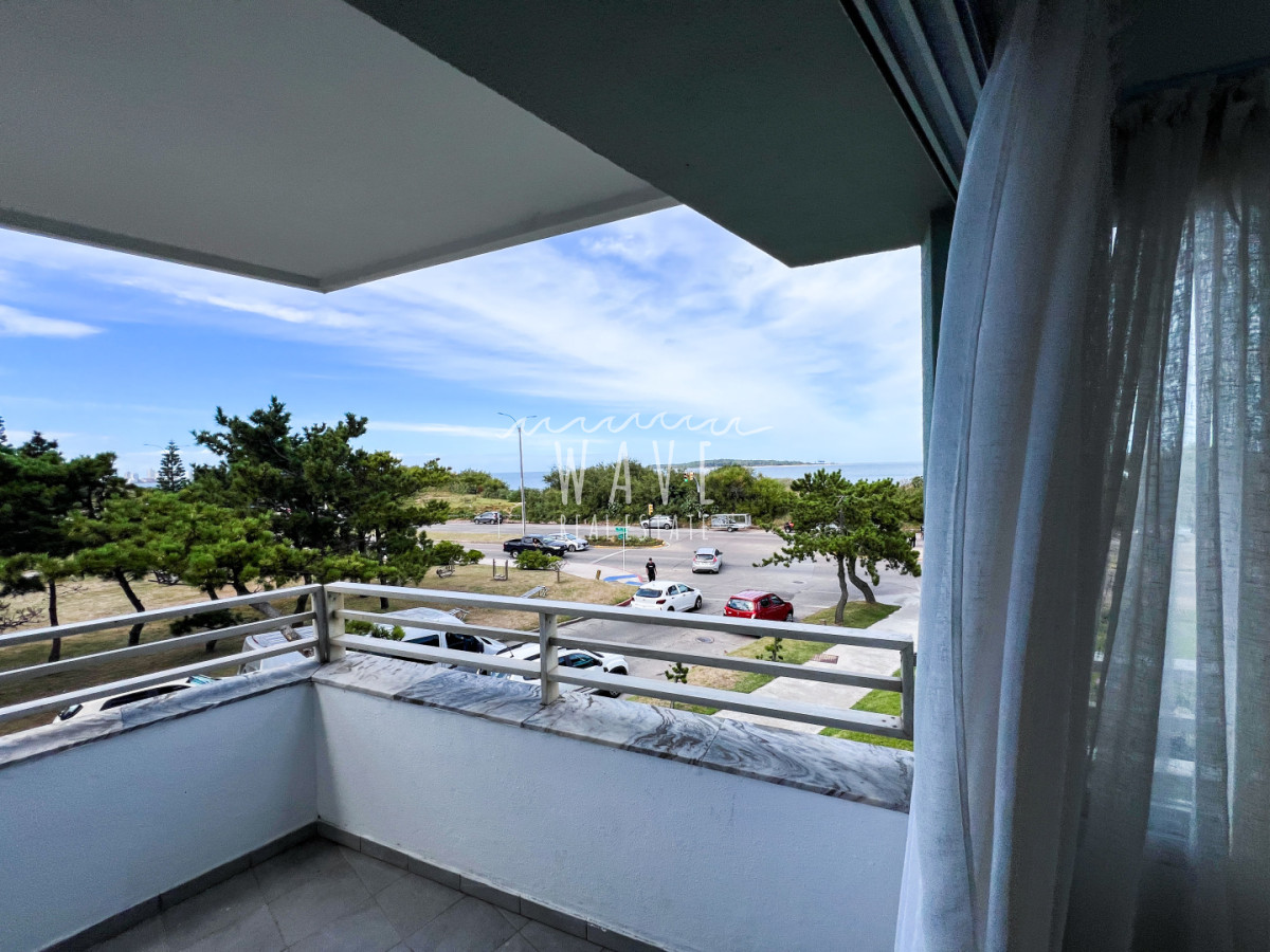 Apartamento ID.5420 - Venta primera línea playa mansa 3 dormitorios más dependencia 