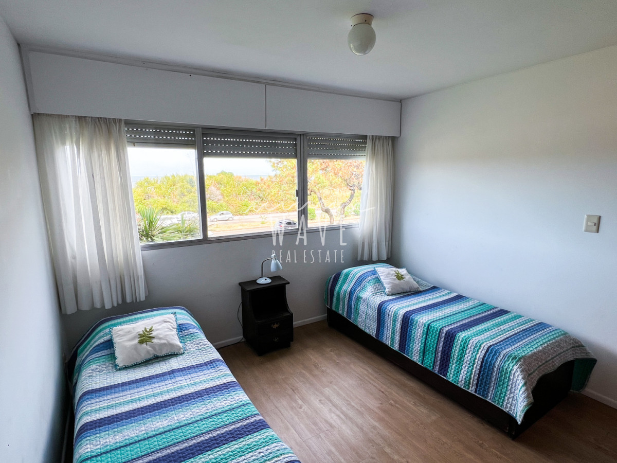 Apartamento ID.5420 - Venta primera línea playa mansa 3 dormitorios más dependencia 