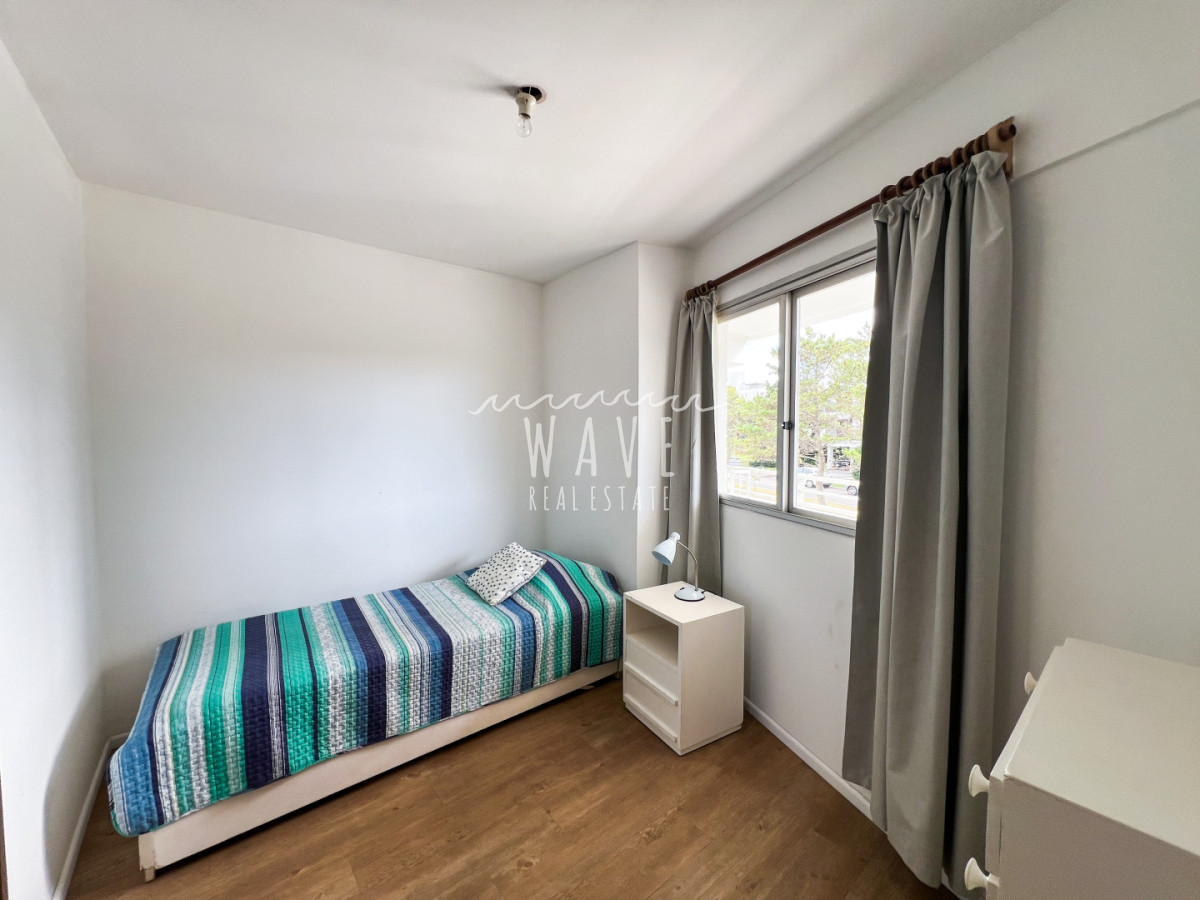 Apartamento ID.5420 - Venta primera línea playa mansa 3 dormitorios más dependencia 