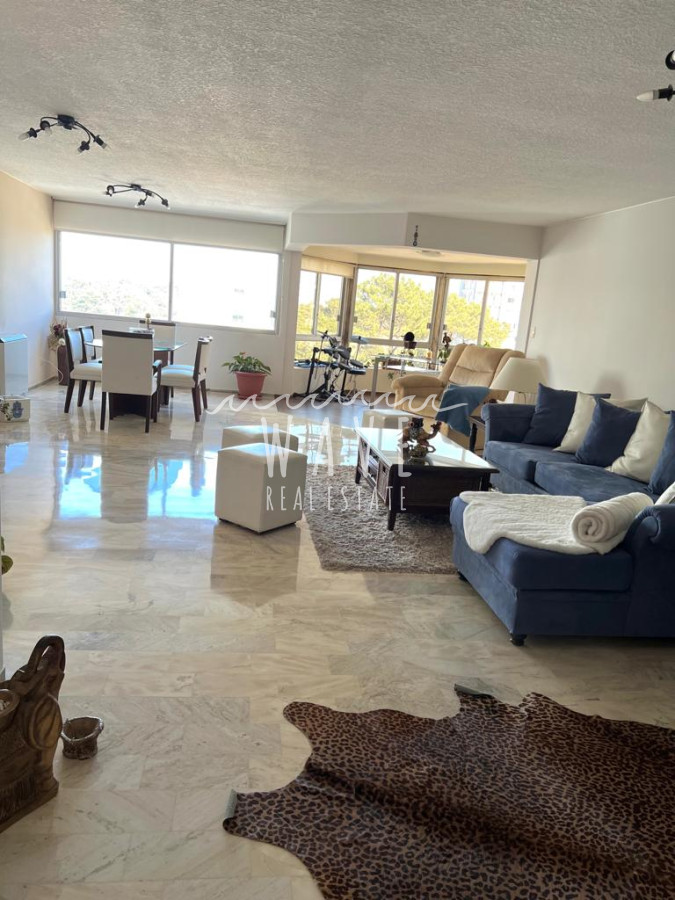 Apartamento ID.1417 - Venta de Excelente Apartamento de 3 dormitorios más dependencia en Punta del Este.