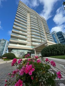 Venta y Alquiler Temporada Mansa. Primera línea de lujo. Full amenities, 3 dormitorios.