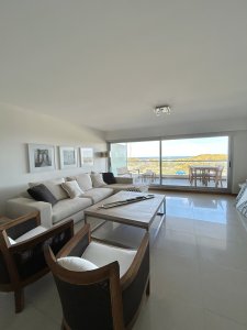 Alquiler de Verano, Apartamento de 2 dormitorios en suite en Playa Brava, Punta del este.