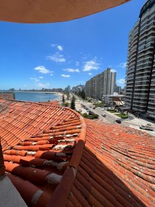 OPORTUNIDAD. Venta de apartamento en Península,  1 dormitorio a reciclar. Excelente ubicación.