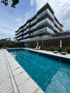 Venta, Apartamento en edificio frente al mar, con 2 dormitorios y amenities