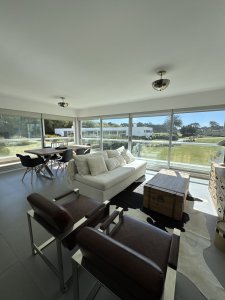 Alquiler de verano, Apartamento de 2 dormitorios en Playa Brava. Edificio con amenities