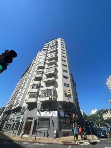 Montevideo, centro, 2 dormitorios, 2 baños. Ambientes amplios, buena luz. 