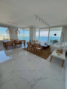 Venta lujoso departamento 4 dormitorios, primera línea Playa Mansa, Punta del Este 