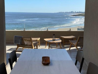 La Barra, Posta del Cangrejo, dúplex, 2 suites, con terraza y vista al mar.