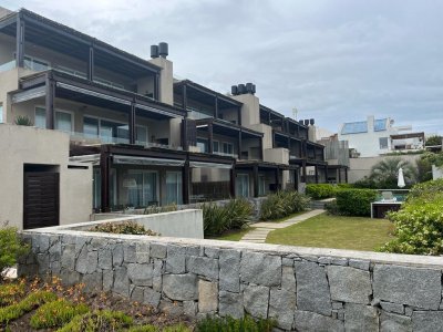 Venta de Apartamento en La Barra, a metros del mar.  2 dormitorios, terraza c parrillero.