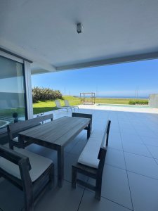 Venta de Apartamento, con 4 suites + dep. servicio en Playa Brava, Edificio premium