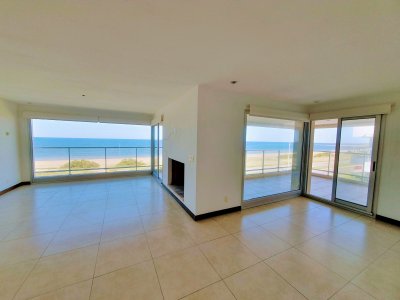 Venta de Apartamento Penthouse Dúplex de 4 dormitorios y 6 baños en suite, frente al Mar en Punta del Este.