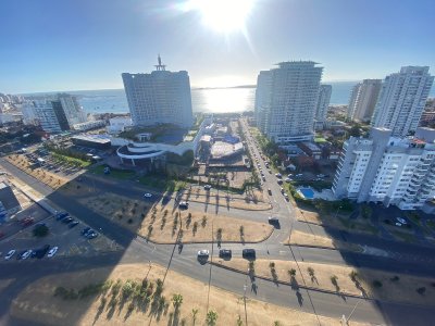 Mansa 2 dorm y medio. Piso alto. Edificio con excelentes amenities