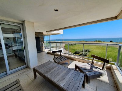 Venta de Apartamento Dúplex de 4 dormitorios en SUITE en PRIMERA LÍNEA FRENTE AL MAR en Pinares, Playa Mansa, Punta del Este.