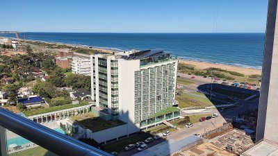 Alquiler temporal apartamento 3 dormitorios en suite y dependencia de servicio. Playa Brava