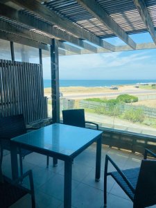 Venta apartamento de 2 dormitorios y 2 baños frente al mar en Manantiales, Punta del Este.