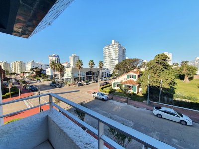 Venta Apartamento **RENOVADO** 2 Dormitorios y 2 baños en Península Punta del Este