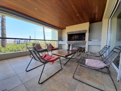Apartamento con vista al mar de 4 dormitorios en Playa Mansa 