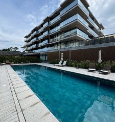 Venta, Apartamento en edificio frente al mar, con 2 dormitorios y amenities