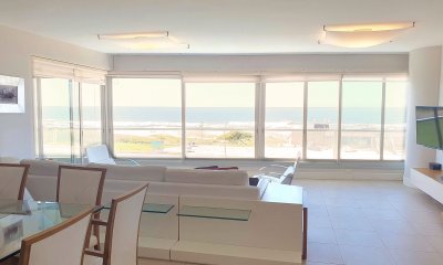 Venta de Apartamento de 4 dormitorios frente al Mar en Playa Brava, Punta del Este.