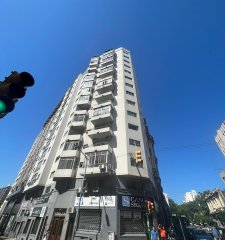 Montevideo, centro, 2 dormitorios, 2 baños. Ambientes amplios, buena luz.