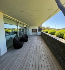 Brava 28. Planta baja con parrillero y jardín propio. 2 suites.
