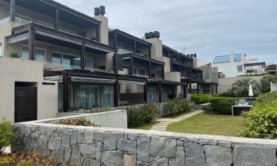 Venta de Apartamento en La Barra, a metros del mar.  2 dormitorios, terraza c parrillero.
