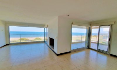 Venta de Apartamento Penthouse Dúplex de 4 dormitorios y 6 baños en suite, frente al Mar en Punta del Este.