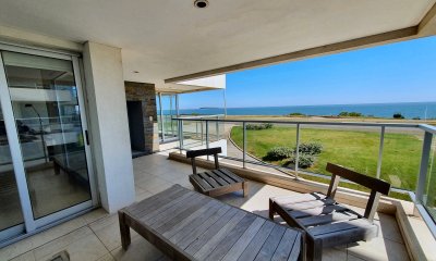 Venta de Apartamento Dúplex de 4 dormitorios en SUITE en PRIMERA LÍNEA FRENTE AL MAR en Pinares, Playa Mansa, Punta del Este.