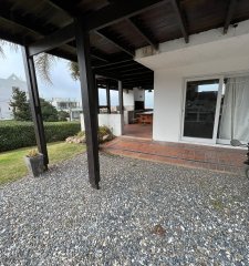Venta de Casa en La Barra, centro, 3 dormitorios, 3 baños, parrillero y cochera.