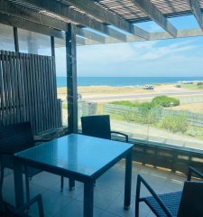 Venta apartamento de 2 dormitorios y 2 baños frente al mar en Manantiales, Punta del Este.