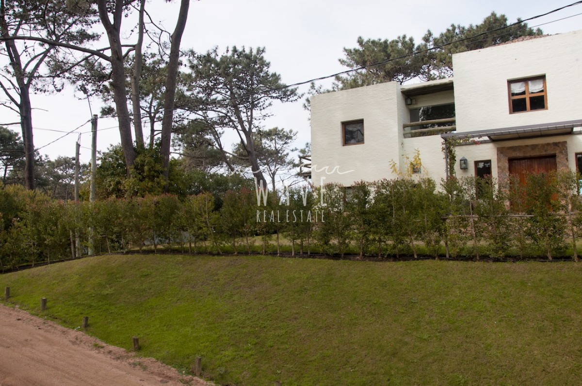 Casa ID.1218 - Alquiler Temporal de Moderna y Confortable casa de 5 dormitorios a pasos del Mar en La Barra, Punta del Este.