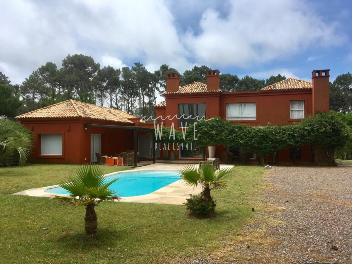 Casa ID.991 - Manantiales, Laguna Blanca, 5 dormitorios y dependencia.