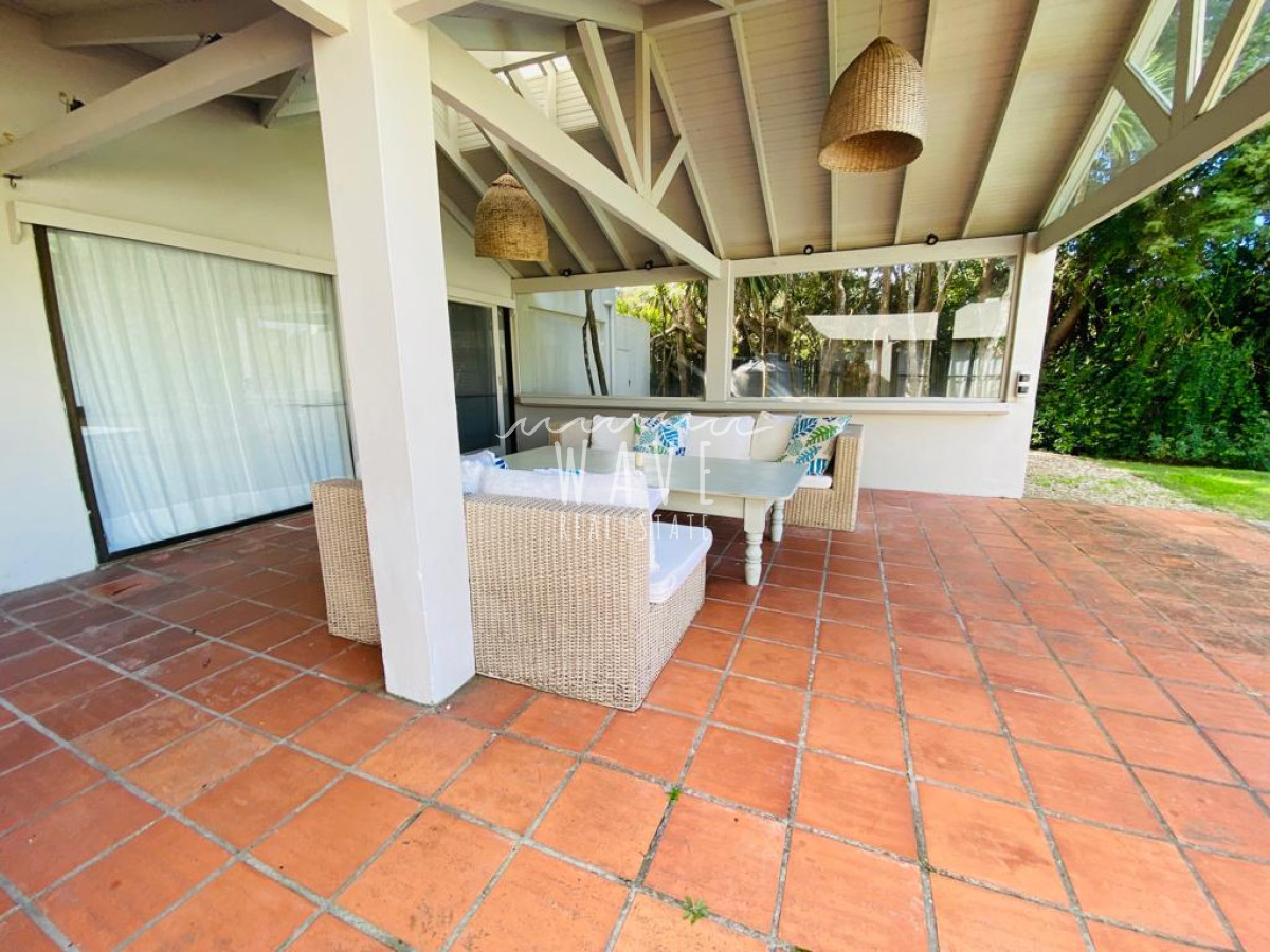 Casa ID.1688 - Venta de Espectacular Casa en Venta San Rafael casi Golf 3 suites más dependencia y piscina