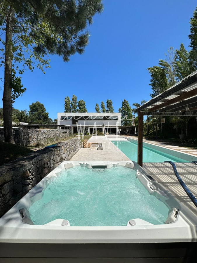 Casa ID.3971 - Venta de casa en Barrio Privado 400 m2 construidos. 