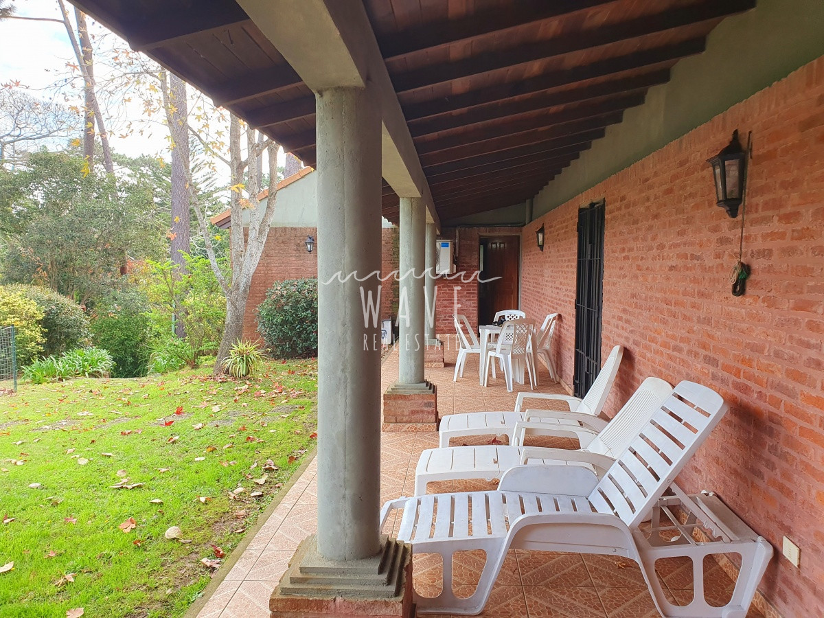 Casa ID.1222 - Venta de casa de 3 dormitorios y servicio en barrio Cantegril, Punta del Este.