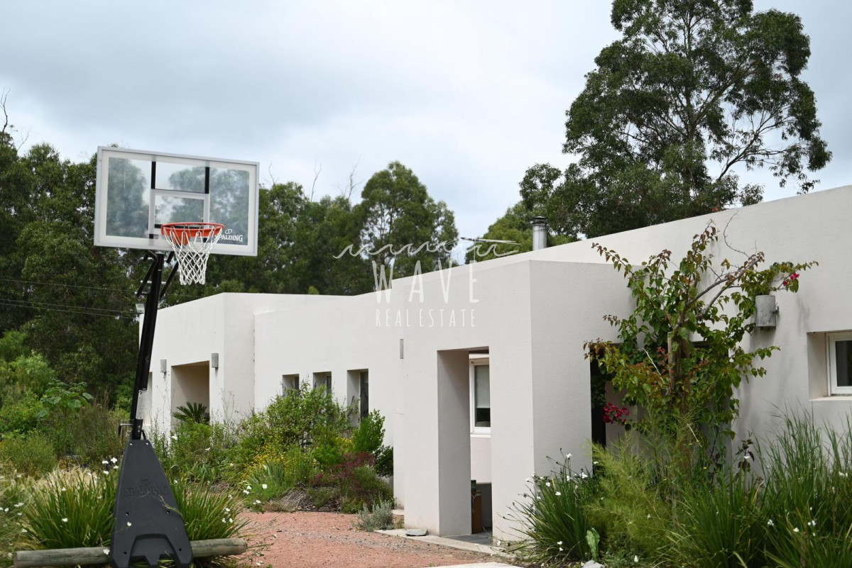 Casa ID.4664 - La Barra, a 5 minutos de todo, en entorno de chacras, 4 dormitorios, piscina, gran jardín.