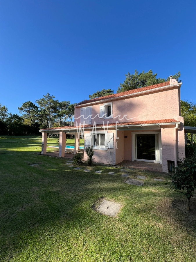 Casa ID.4376 - Alquiler de Verano, Casa con 5 dormitorios en Rincón del indio con piscina 4 mil mts de jardín 