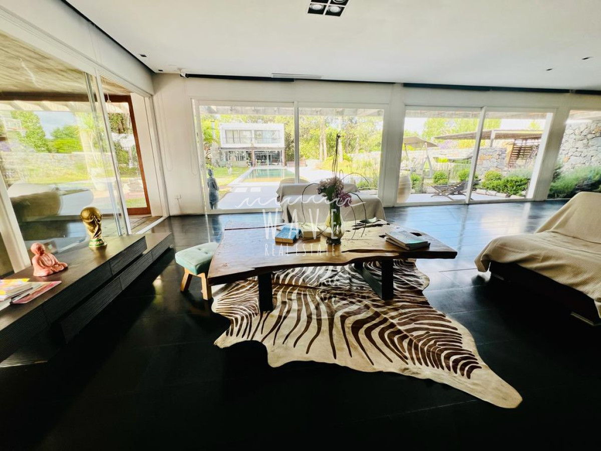 Casa ID.3971 - Venta de casa en Barrio Privado 400 m2 construidos. 