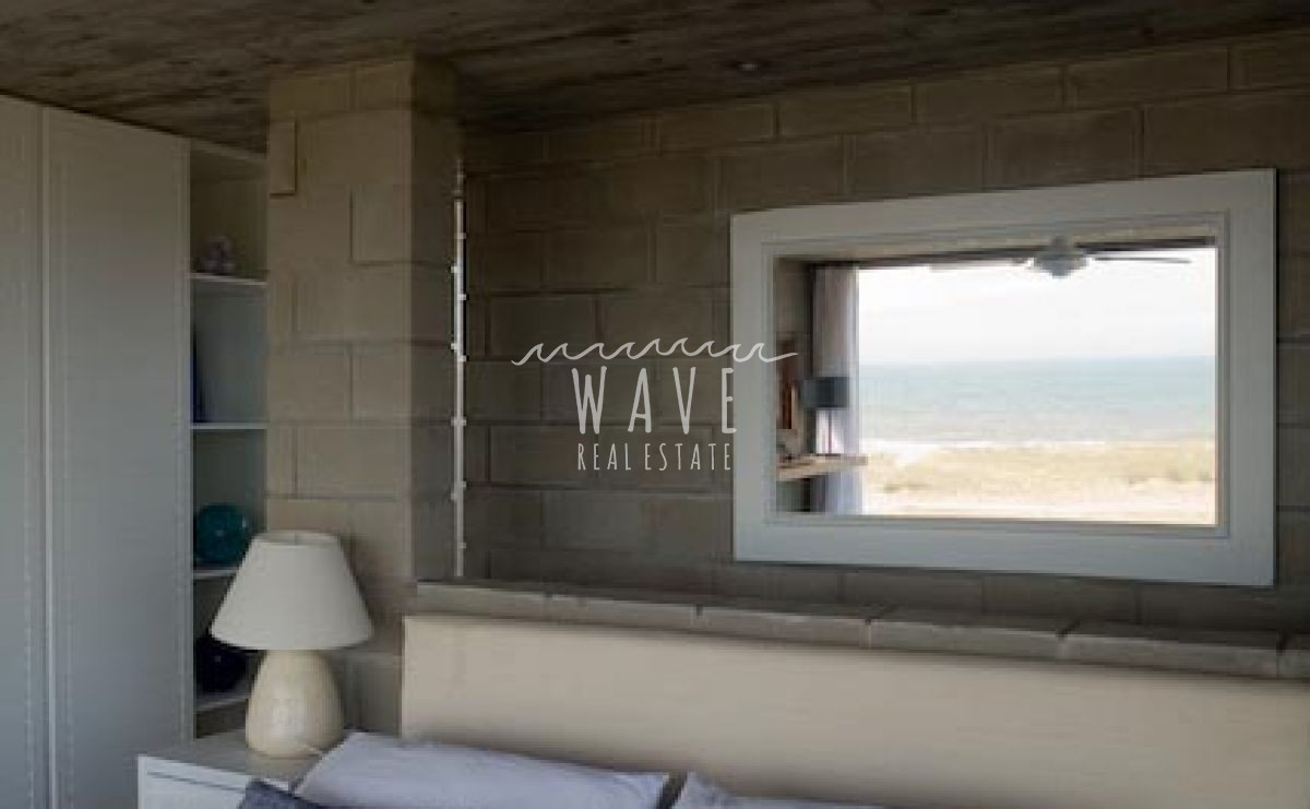 Casa ID.1329 - MODERNA DE LINEAS RECTAS SOBRE EL MAR 