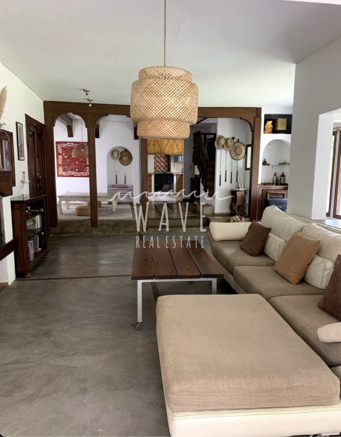 Casa ID.4716 - Venta de casa en El Tesoro,4 dormitorios y piscina.